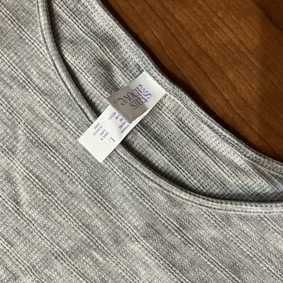 NWT Light Gray Textured Loose Fitting Short Sleeve Ruffled Hem PJ Top - Picture 3 of 4